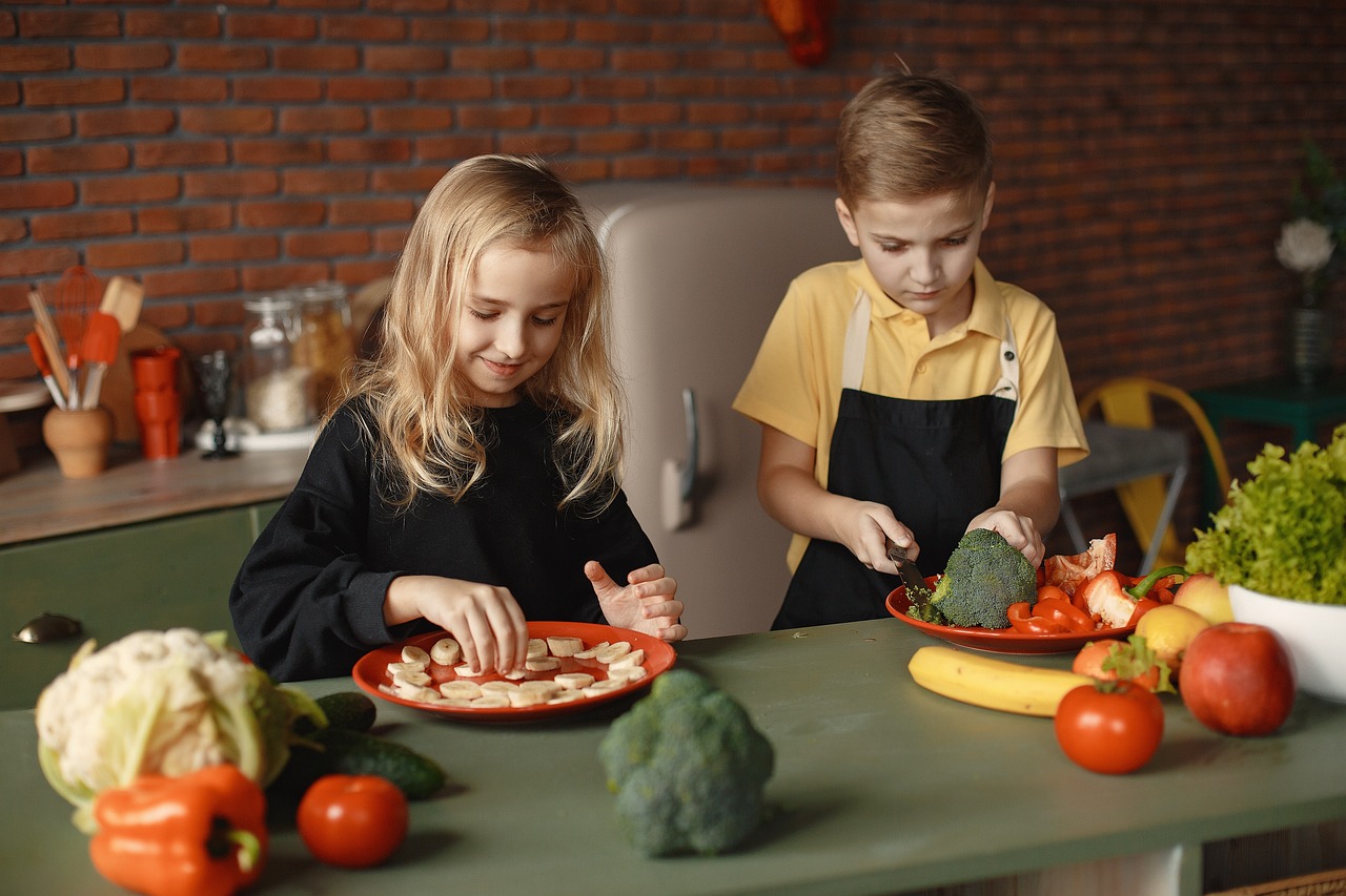 children, food, preparing-5626030.jpg
